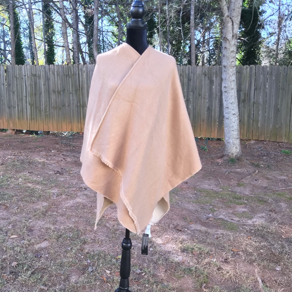 💥NEW💥  Warm wrap in contrasting colors.